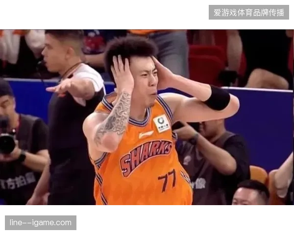 张镇麟总决赛末节变身防守大闸，成功锁死广厦核心外援布朗的进攻